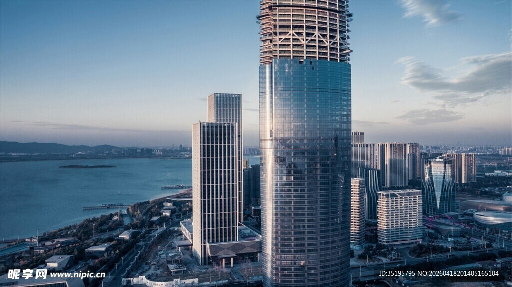 摩天大楼俯瞰城市与海景