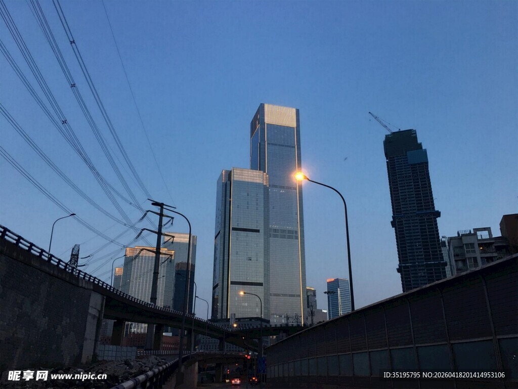 城市天际线与桥梁景观