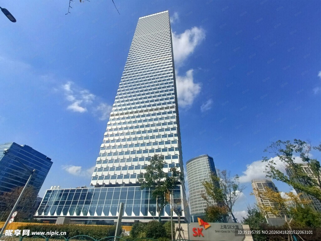 摩天大楼矗立蓝天之下