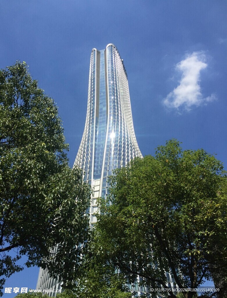 高耸入云的摩天大楼