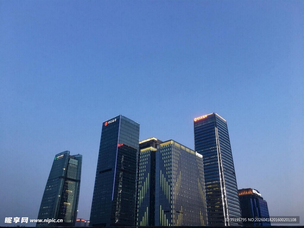 都市高楼群蓝天映繁华