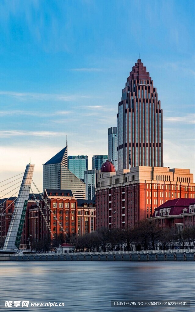 城市天际线与河畔风光