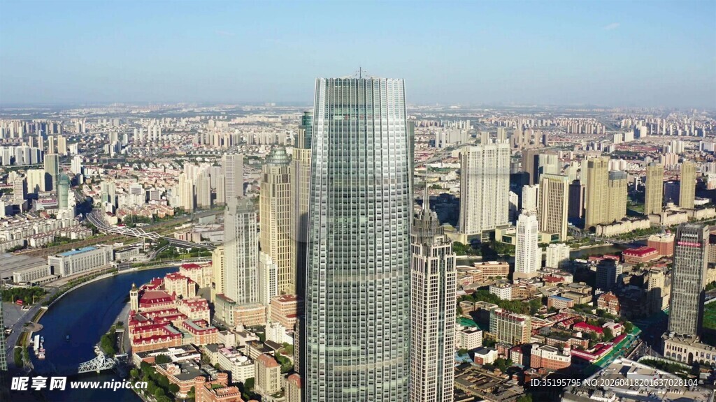 俯瞰城市中的摩天大楼