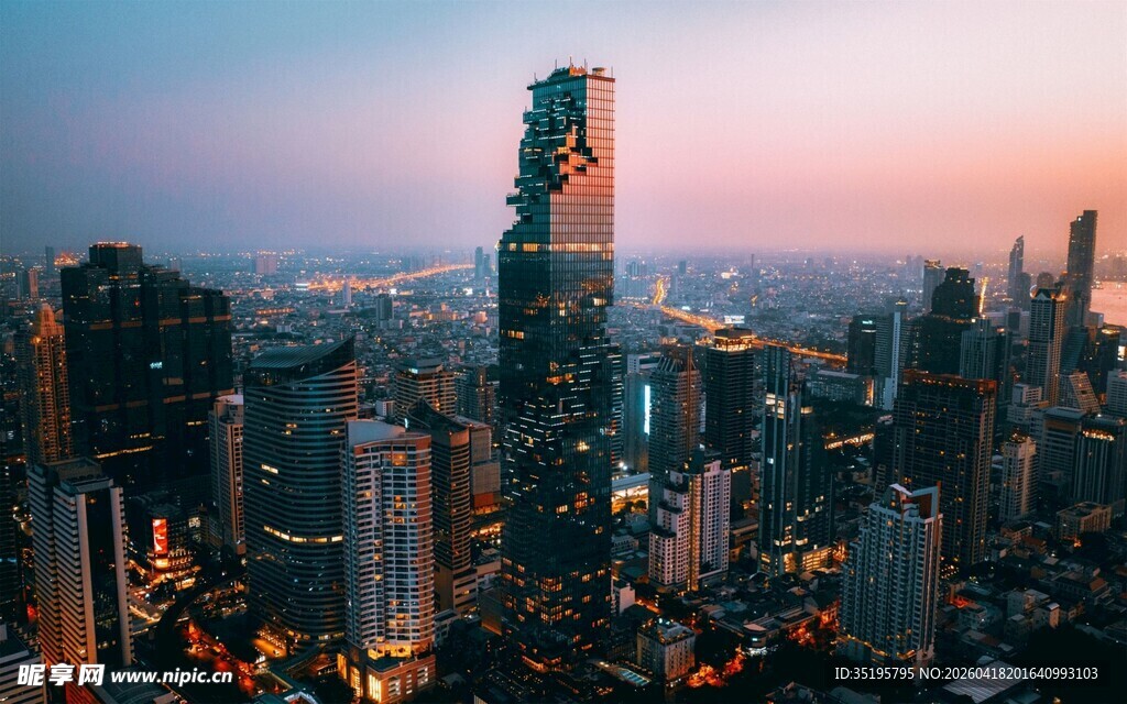 黄昏下的繁华都市天际线