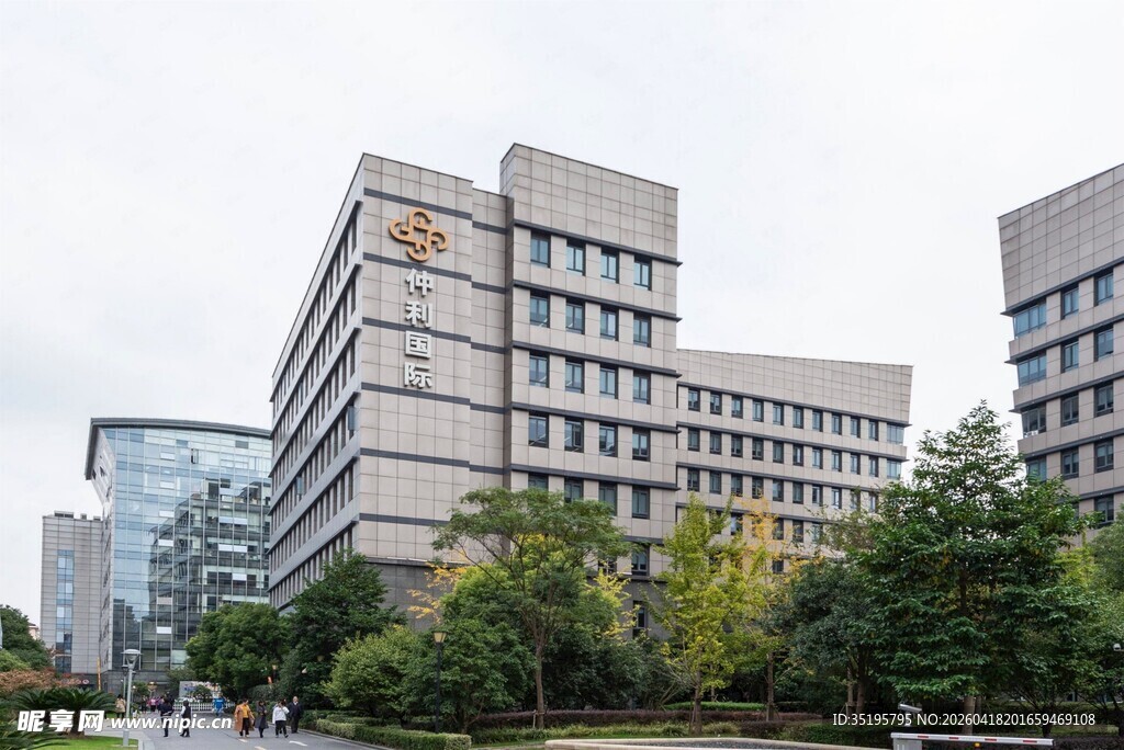 现代风格办公大楼外观