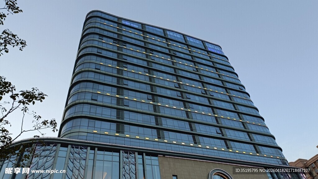 现代玻璃幕墙高楼大厦