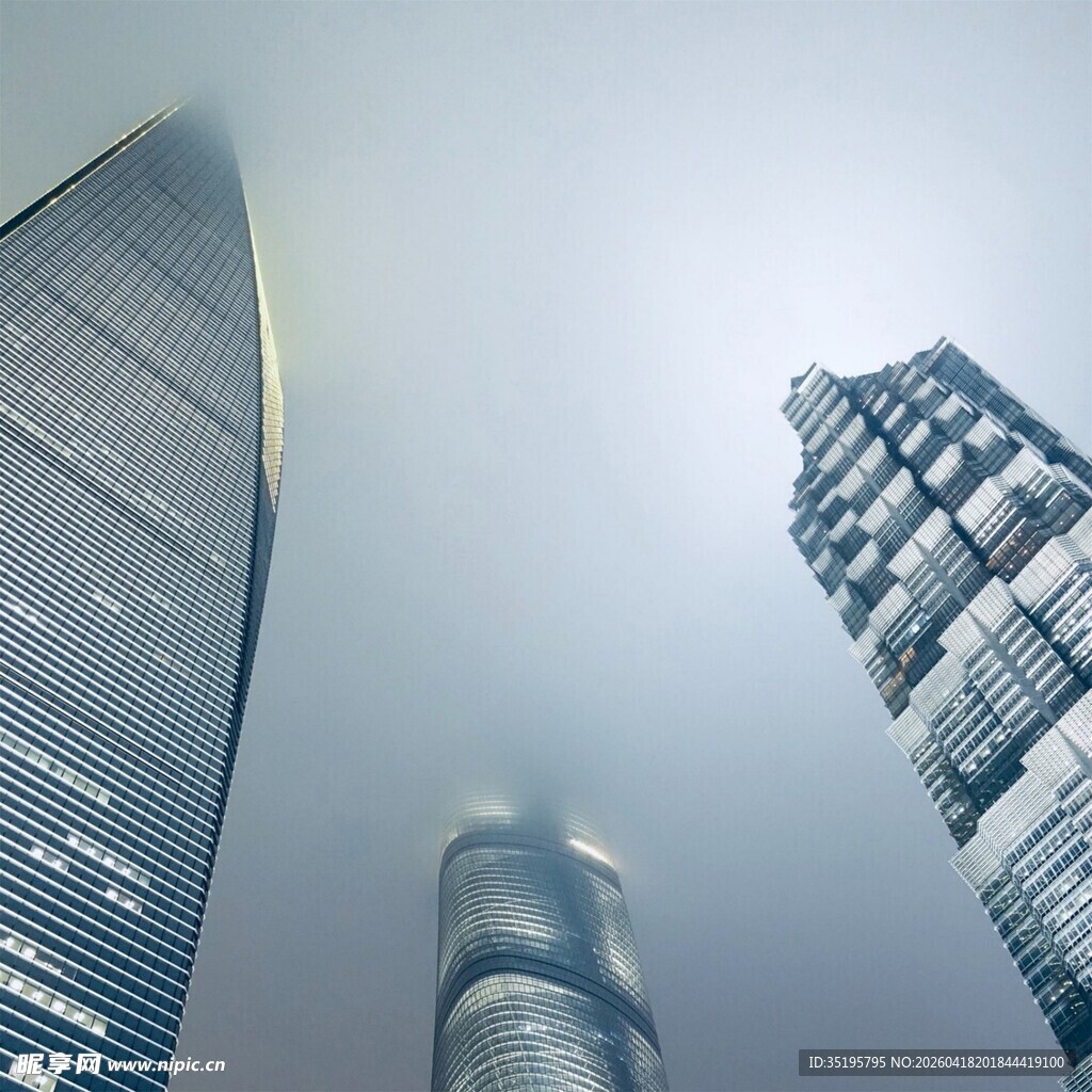 仰望都市摩天大楼