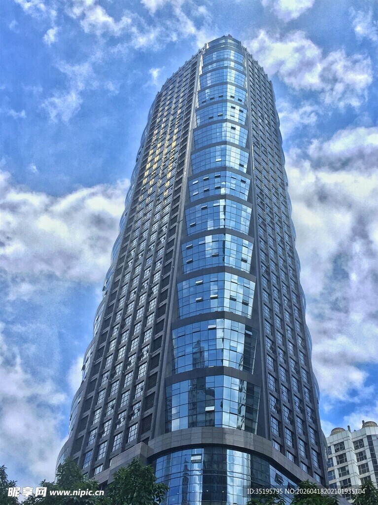 摩天大楼矗立蓝天白云下