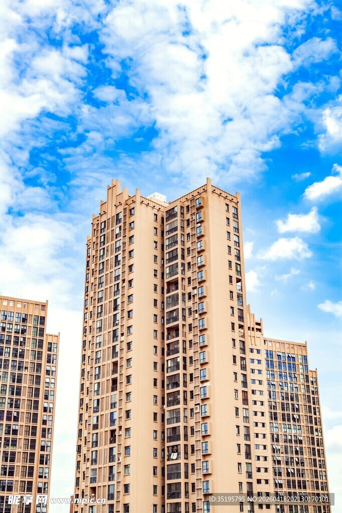 蓝天白云下的高层住宅楼