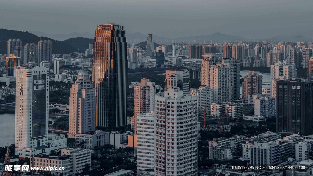 黄昏下的繁华都市景观