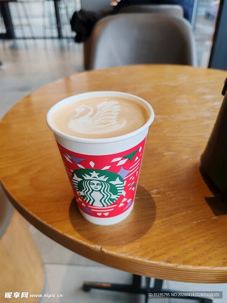 星巴克咖啡置于木质圆桌上
