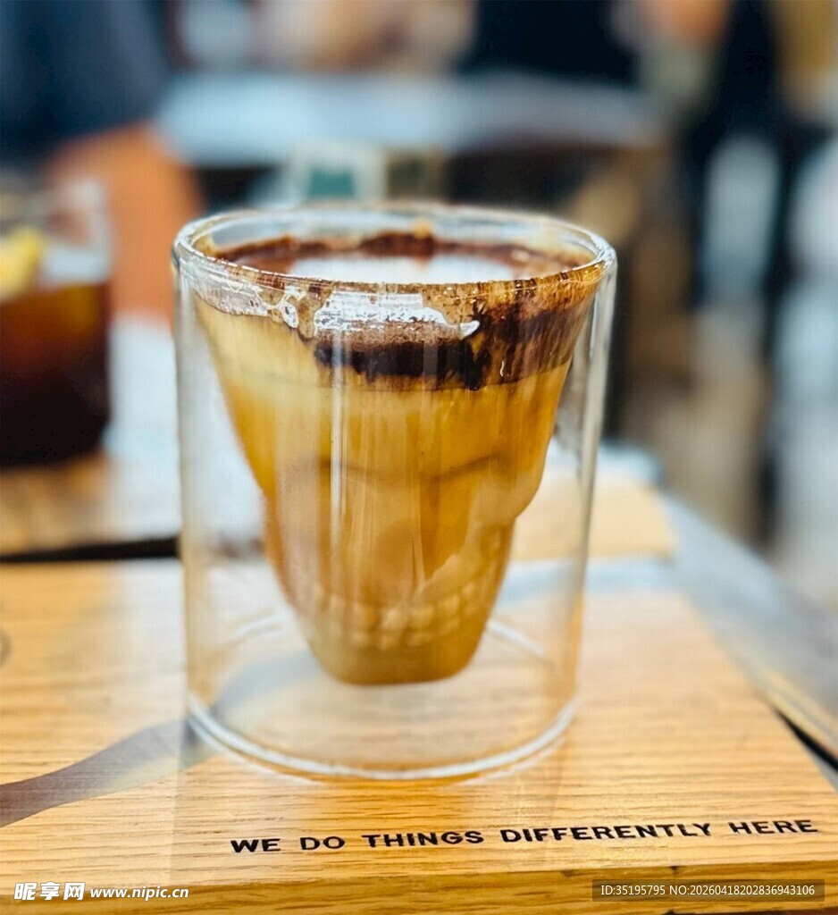 透明杯中美味咖啡特写