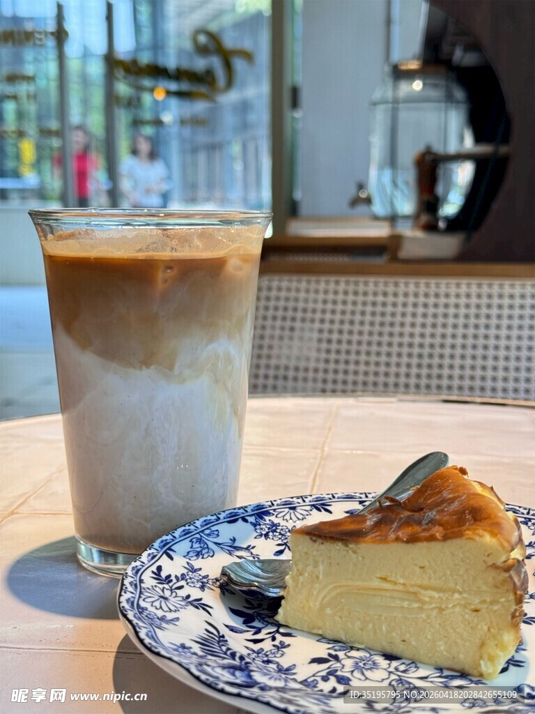 咖啡配芝士蛋糕惬意时光