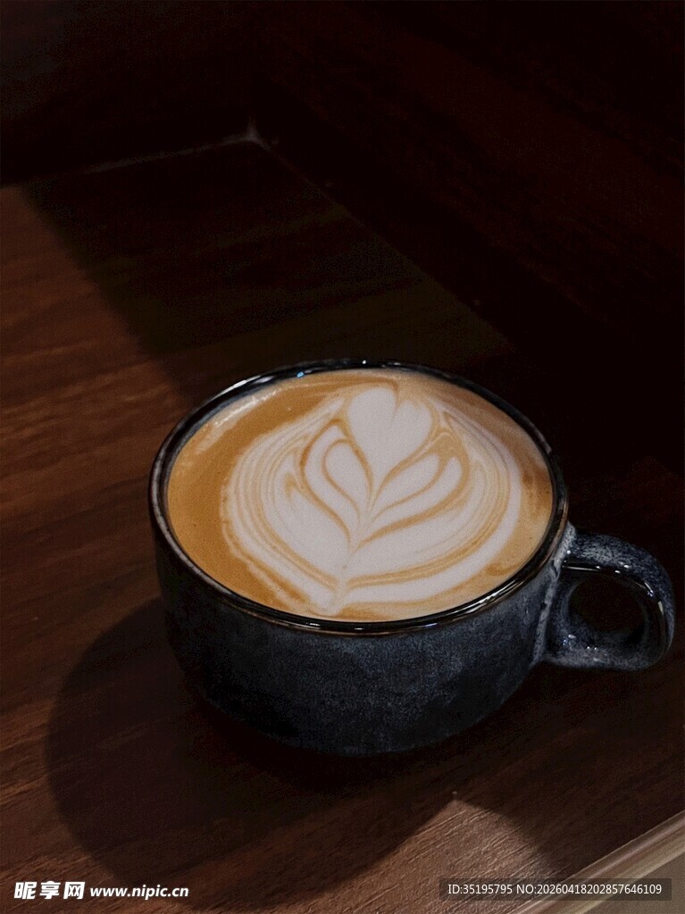 精致拉花咖啡杯中的艺术