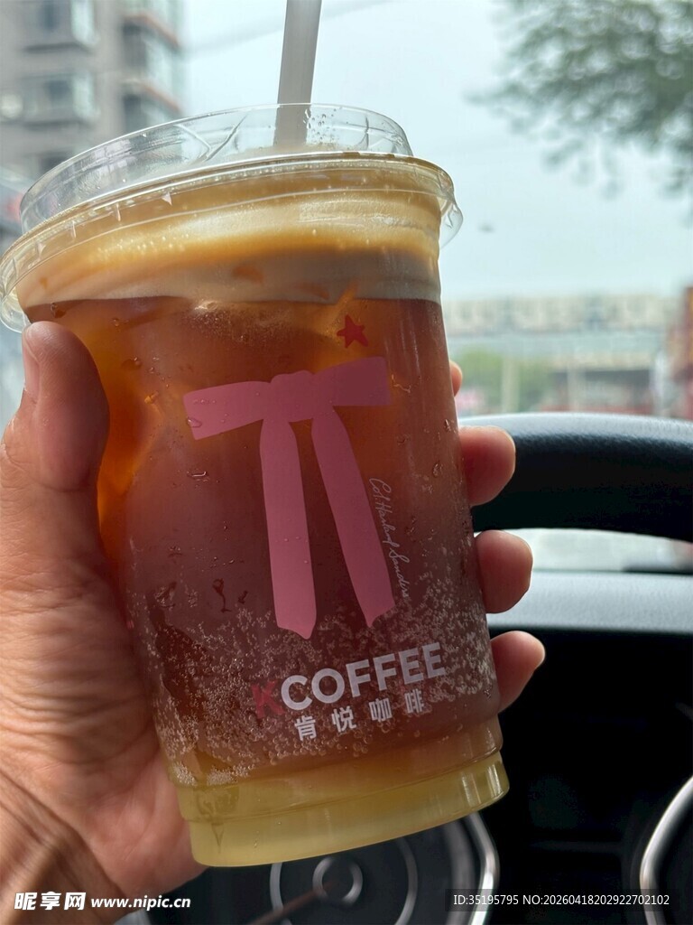 手持字样咖啡饮品