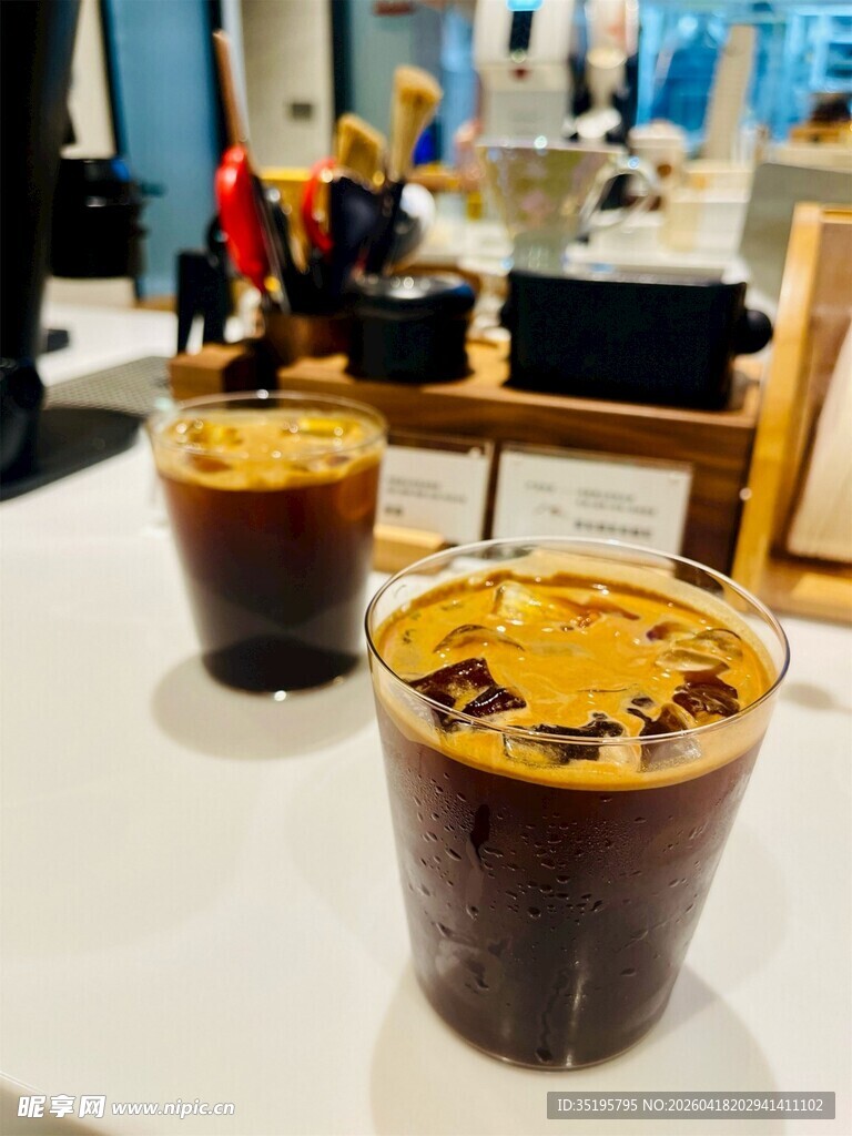 两杯美味冰咖啡诱人呈现