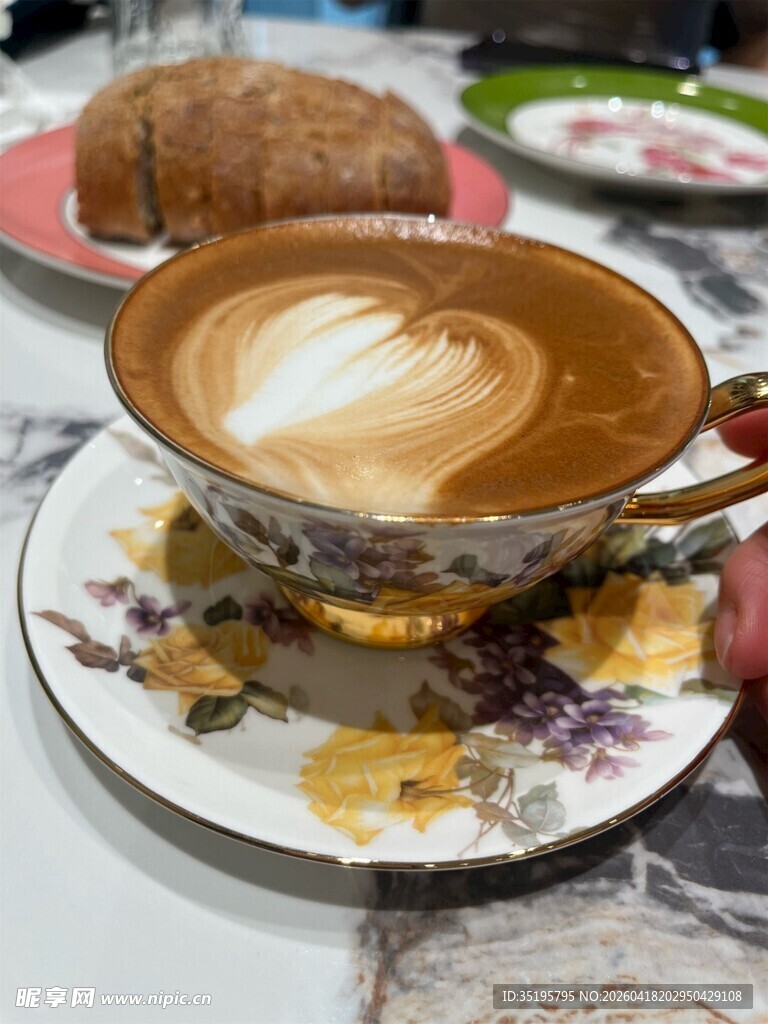 手捧精美拉花咖啡杯