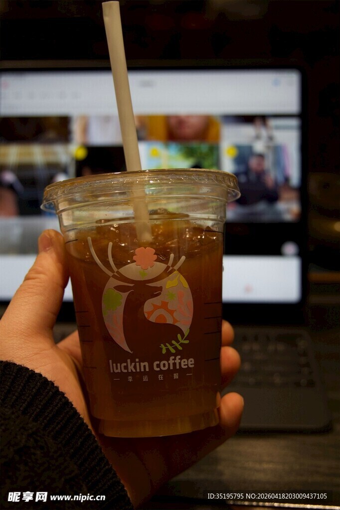 手持星巴克冰咖啡特写