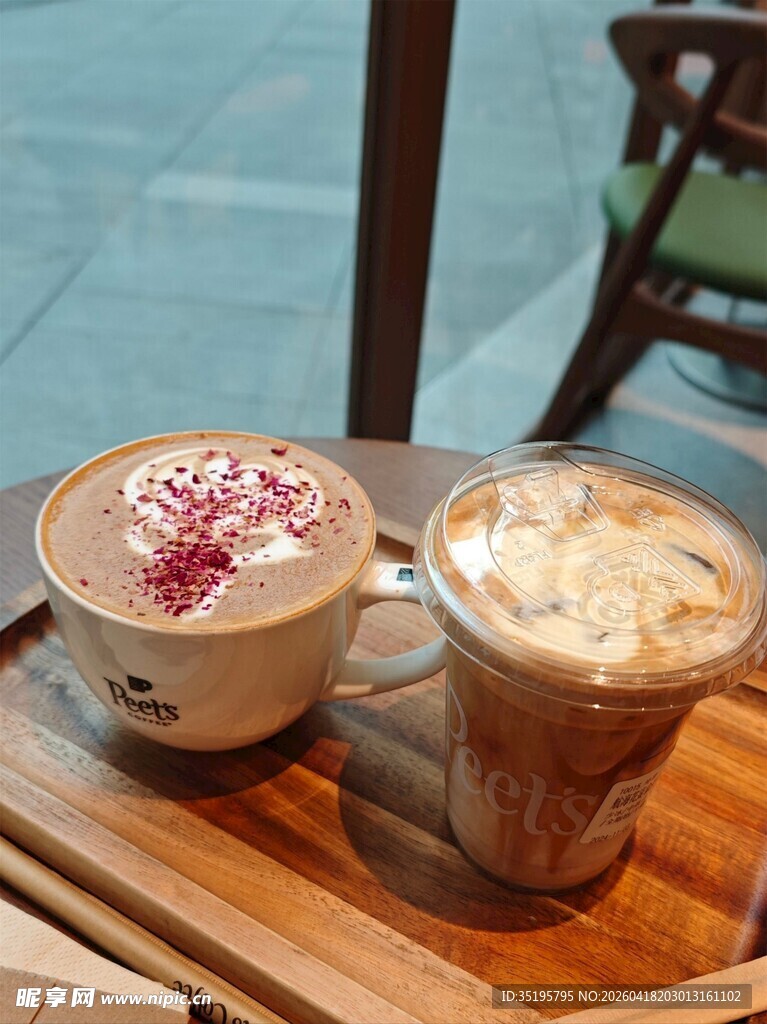 两杯精致饮品置于木盘上