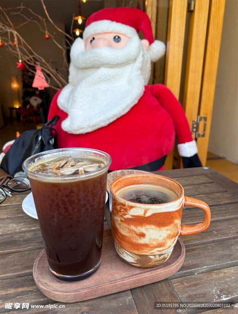 圣诞氛围下的热饮与玩偶