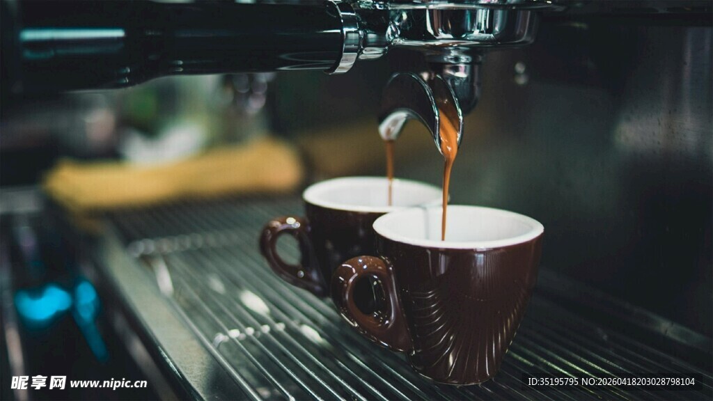 咖啡制作中双杯注满瞬间