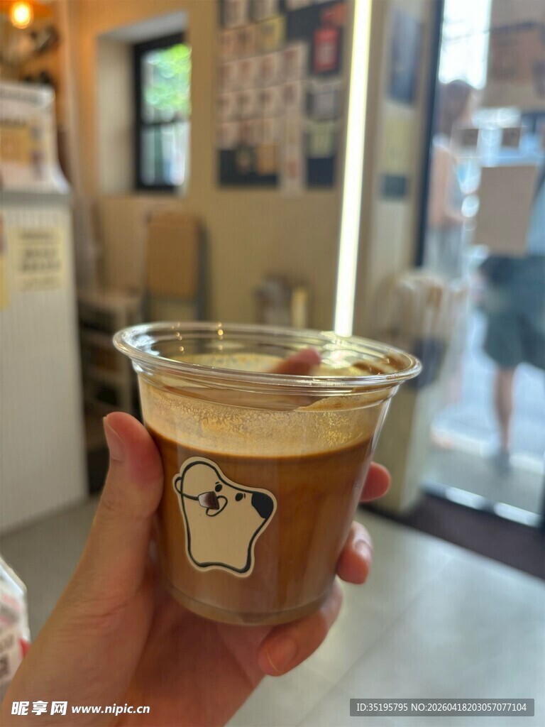 手持卡通图案冰咖啡