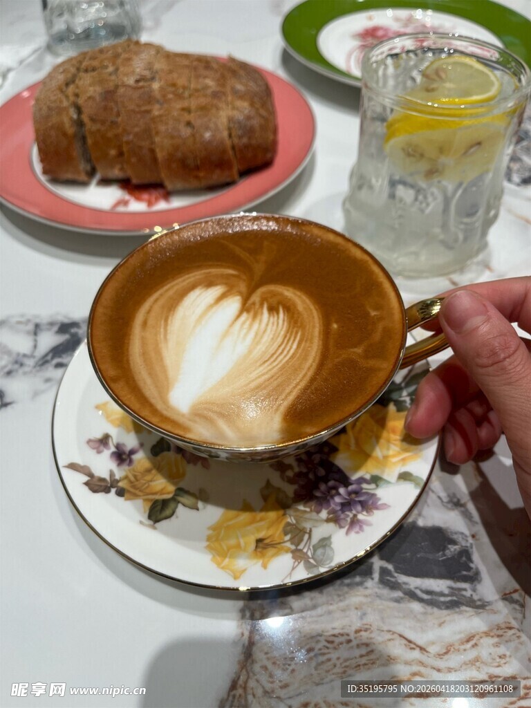 手捧拉花咖啡与美味点心