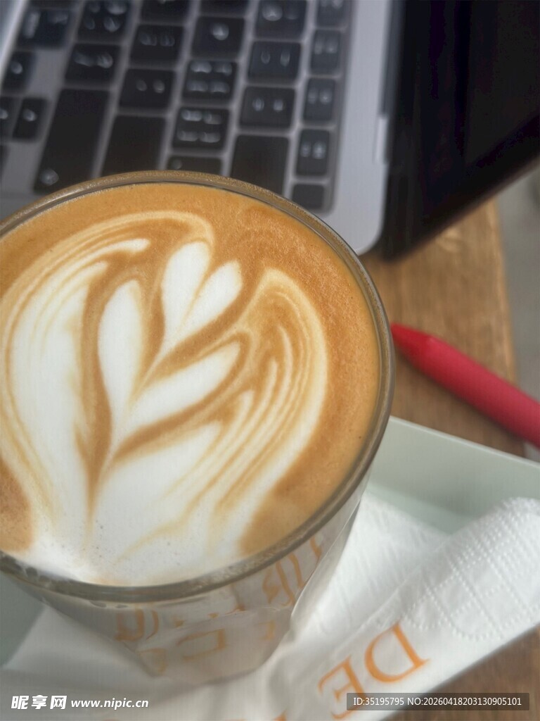 精美拉花拿铁咖啡特写