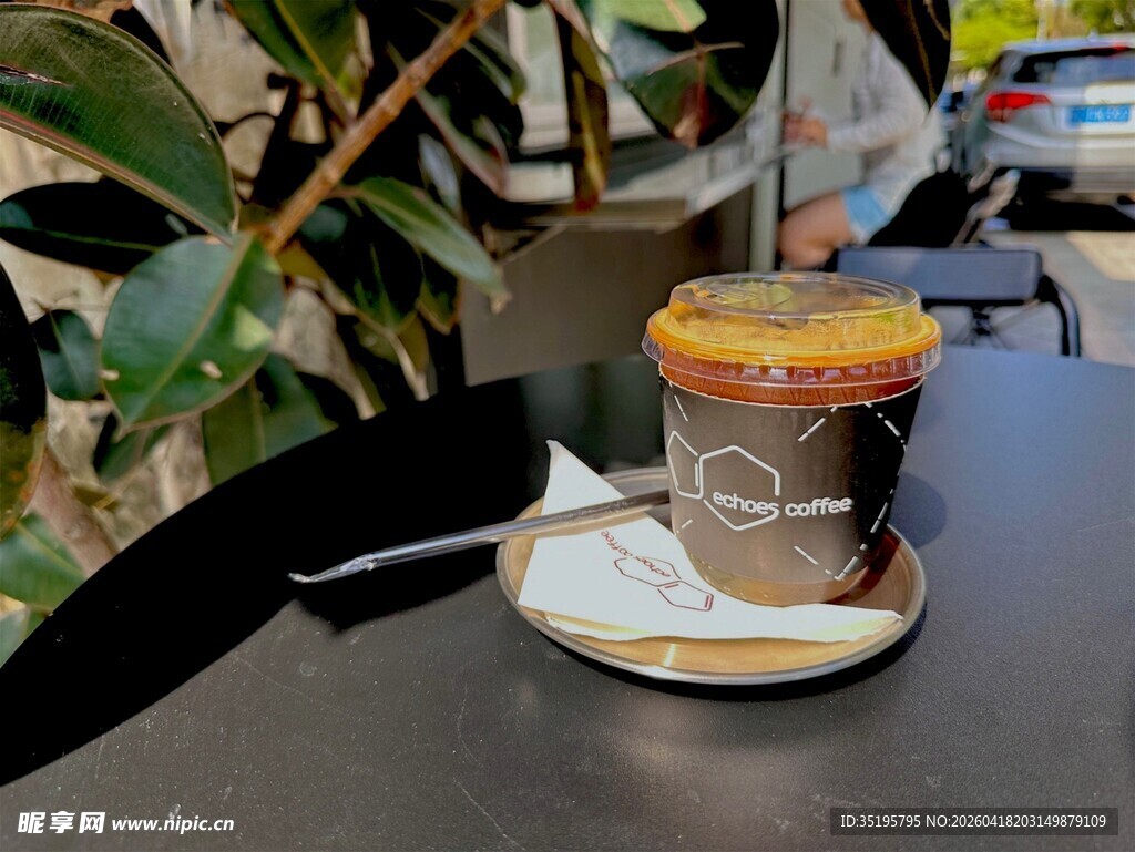 户外桌上的特色咖啡饮品