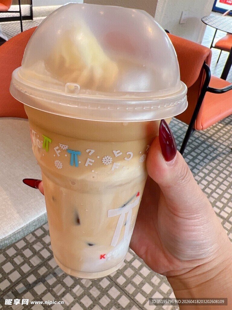 手持缤纷冰饮超诱人