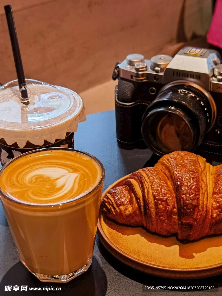 咖啡与可颂的惬意时光