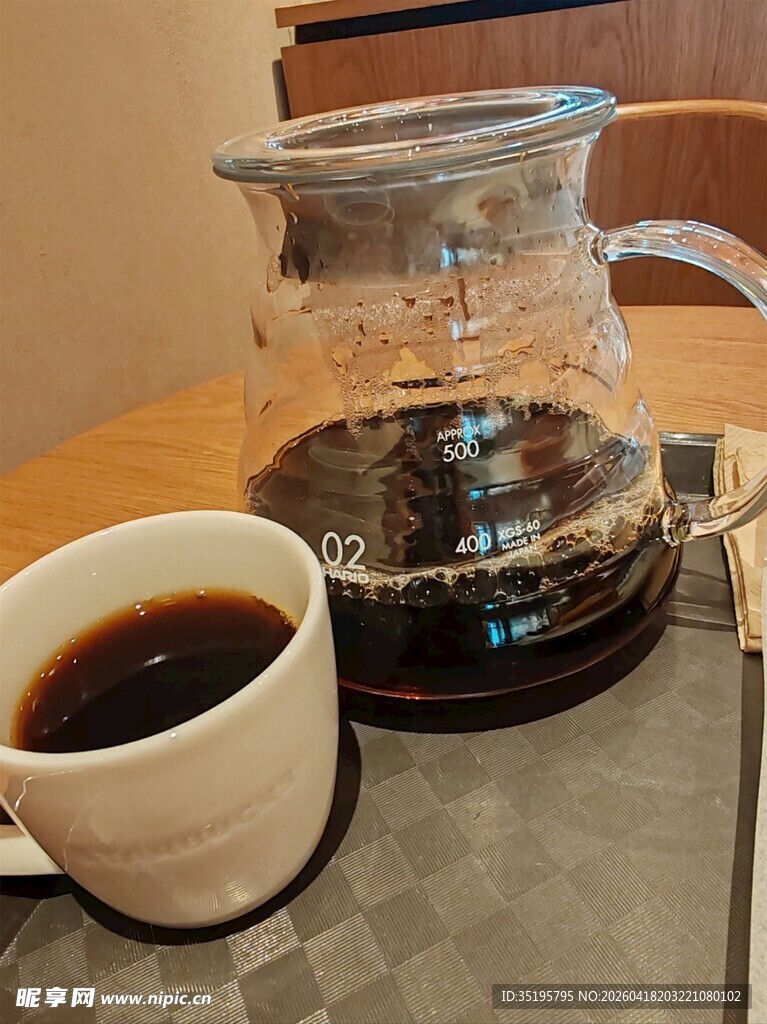 玻璃壶与杯中的香浓咖啡