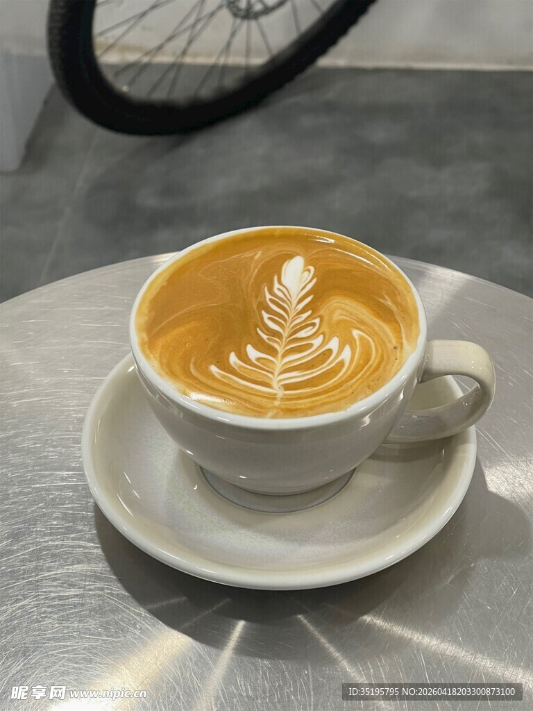 精致拉花咖啡置于金属桌面