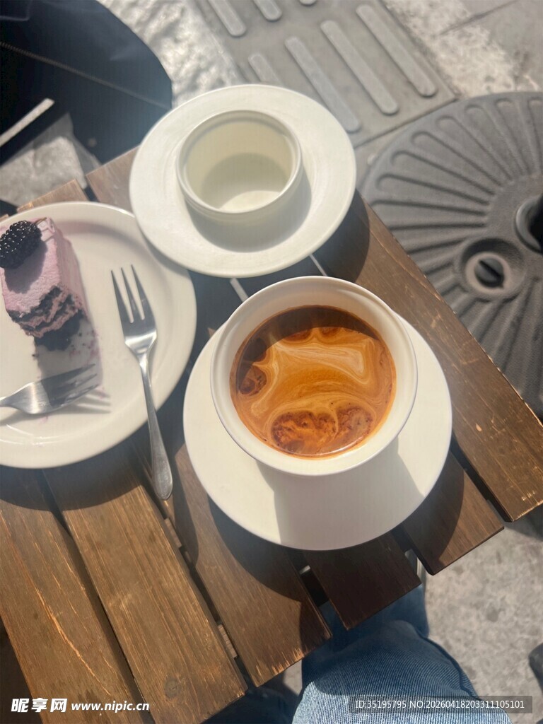 户外露天桌上的美味餐食