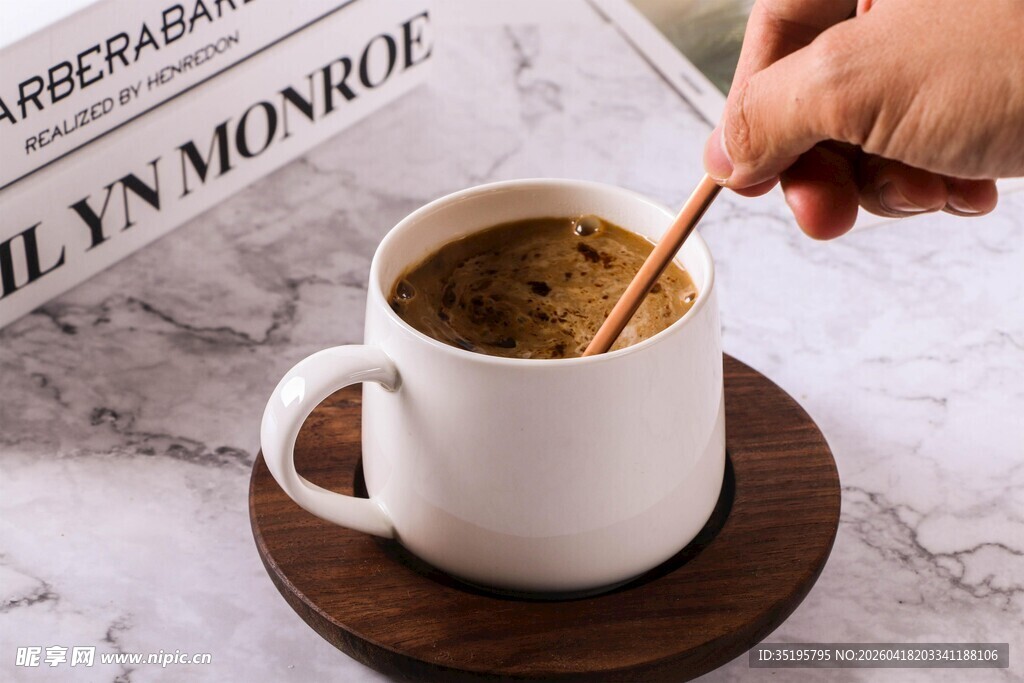 手搅咖啡于白色杯碟间