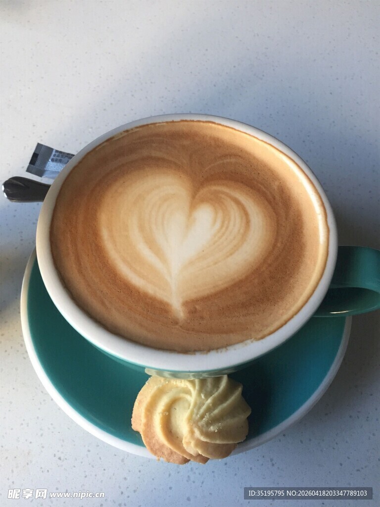 心形拉花咖啡配精致点心