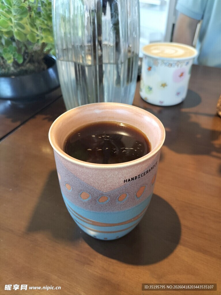 手绘杯中的深色饮品