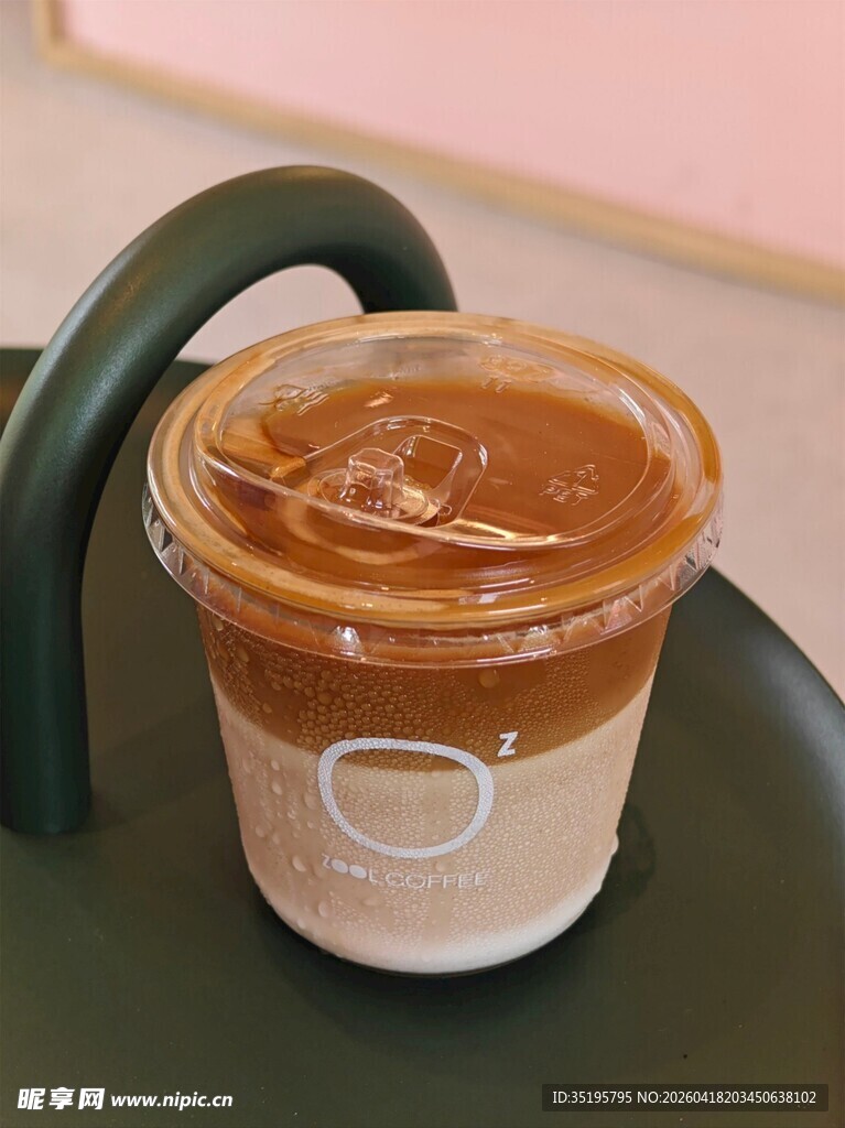 透明杯装棕色饮品