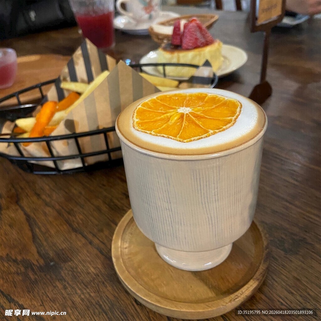 橙子盖顶的特色创意饮品