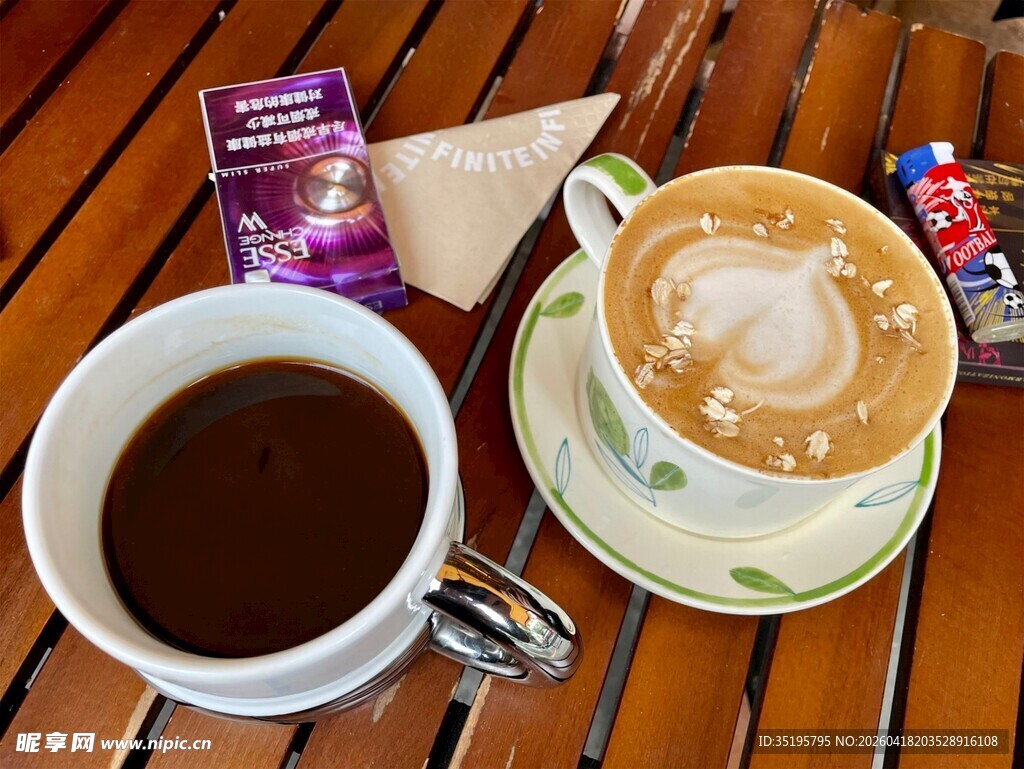 两杯咖啡与小吃的惬意时光