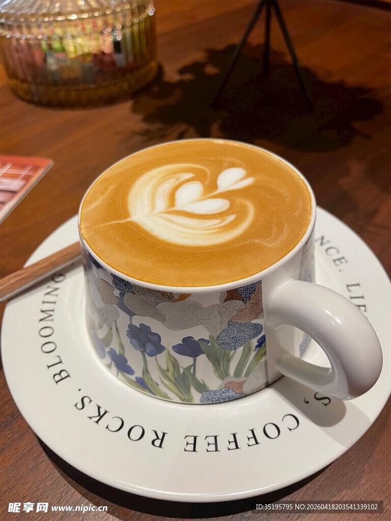 精美拉花咖啡置于复古杯