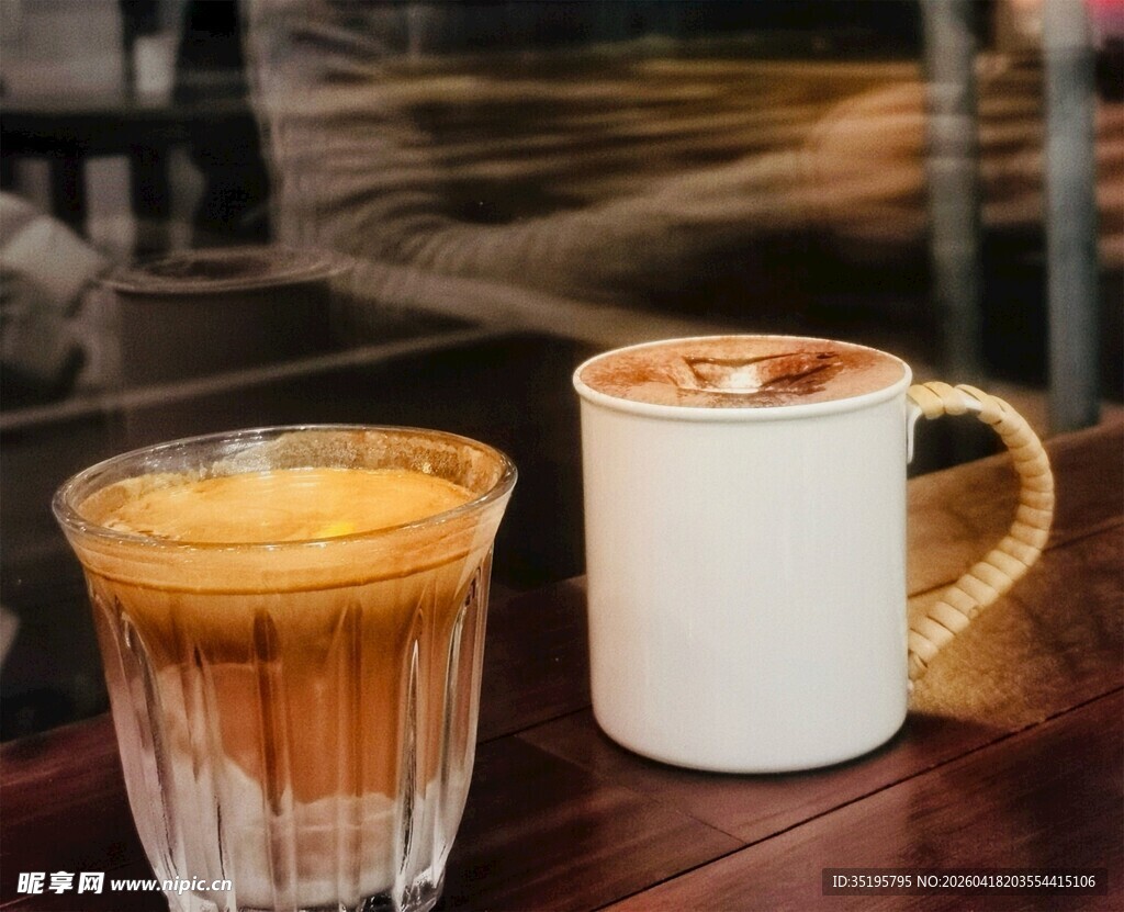 两杯咖啡置于木桌之上