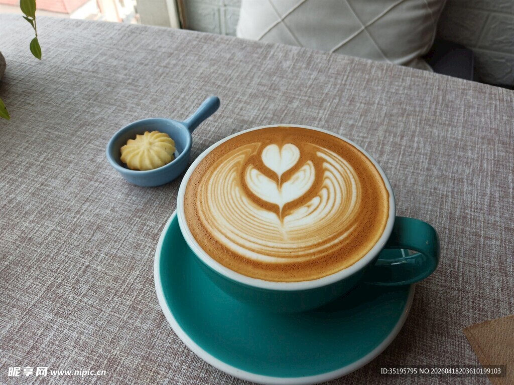 精致拉花咖啡摆于桌前