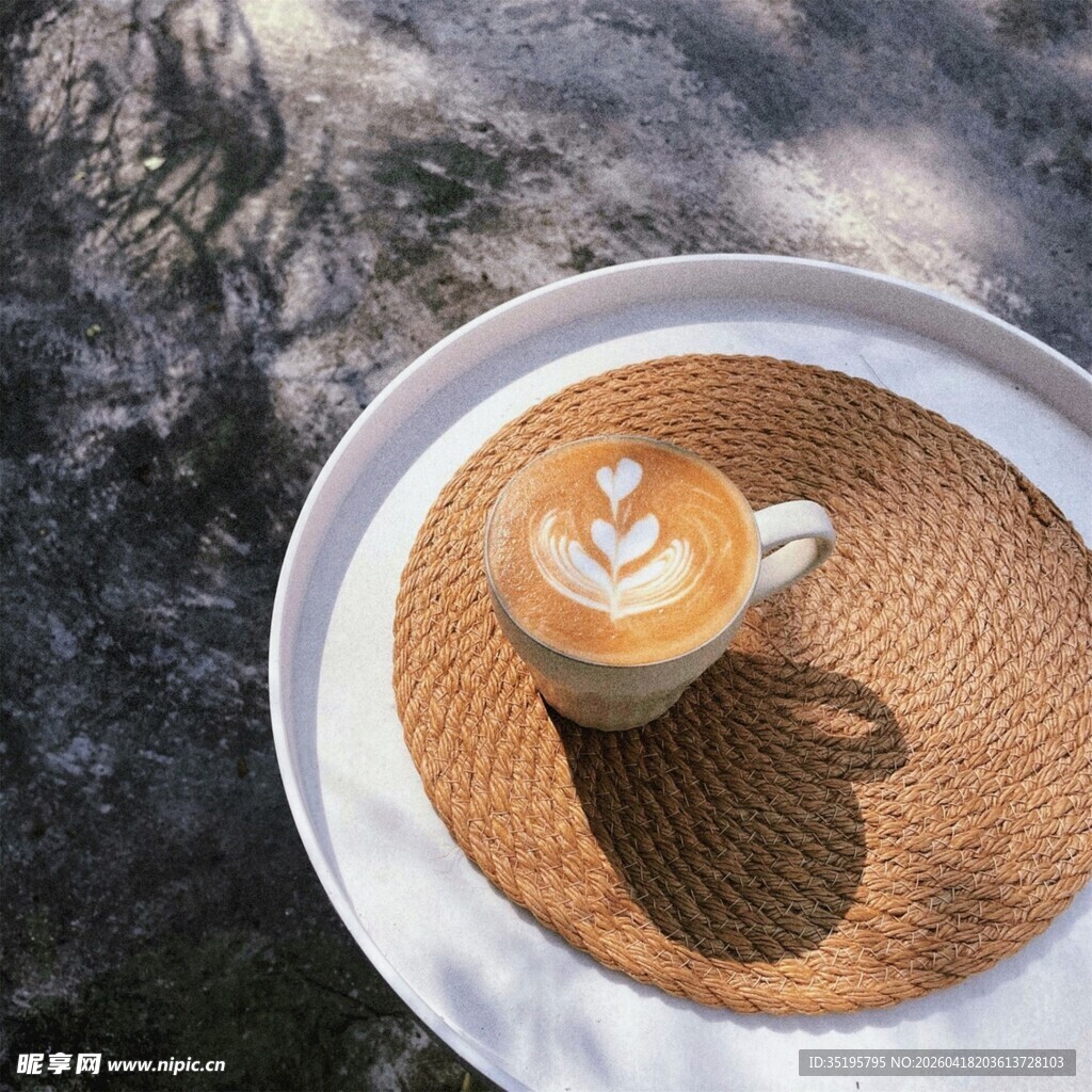 阳光下的精致拉花咖啡