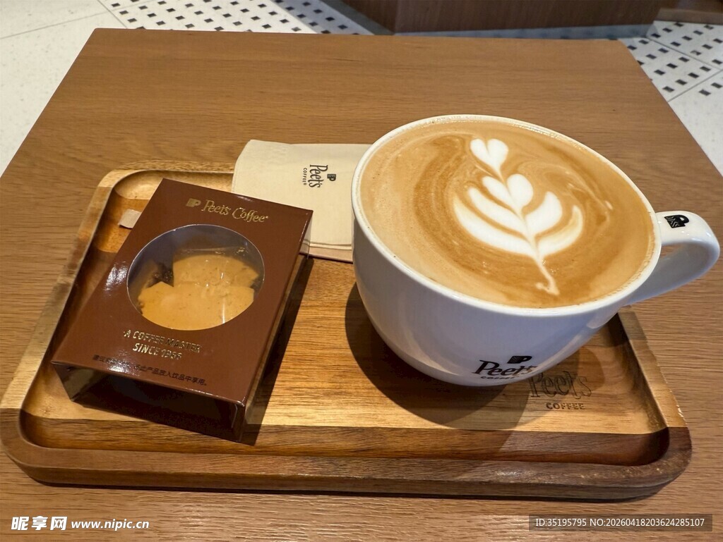 精致拉花咖啡与点心