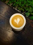 木桌上的心形拉花咖啡