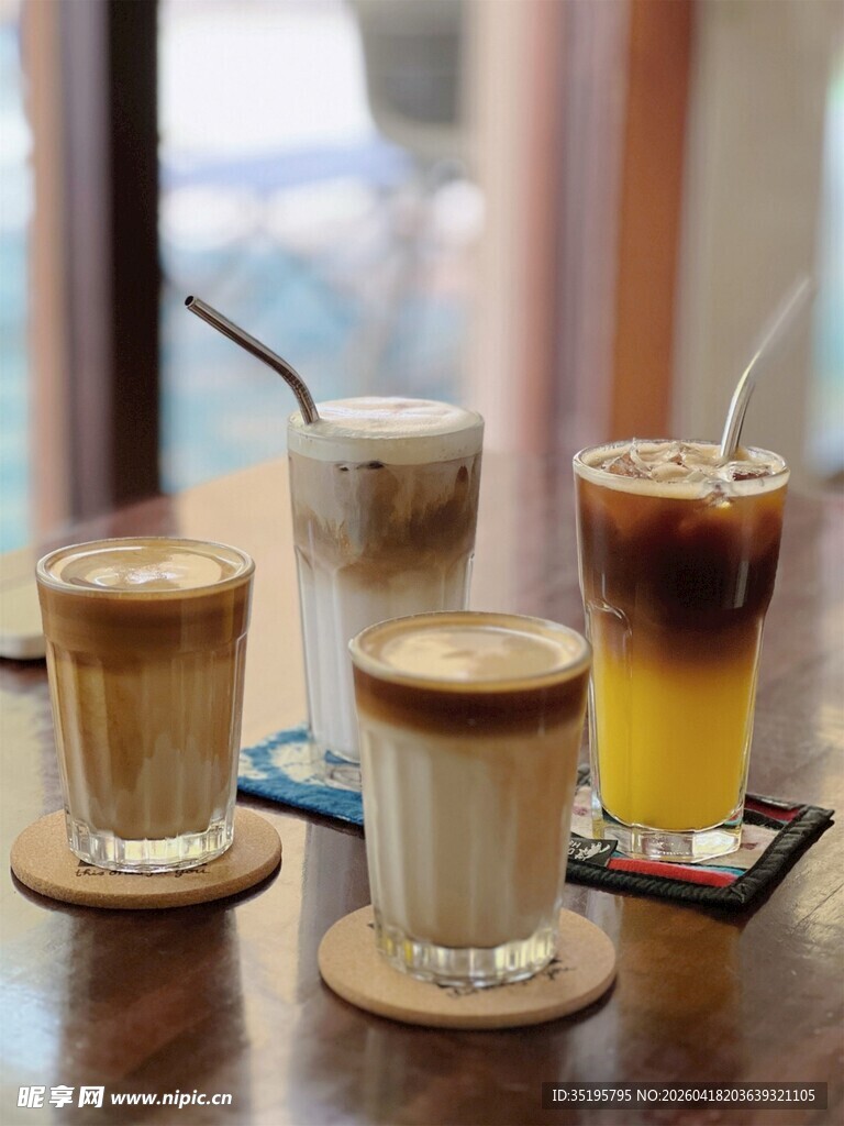 多样美味饮品摆于桌前