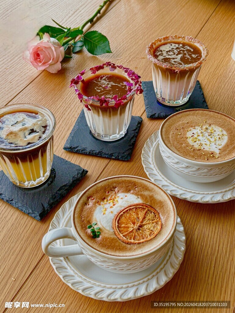 多样咖啡与鲜花的惬意组合