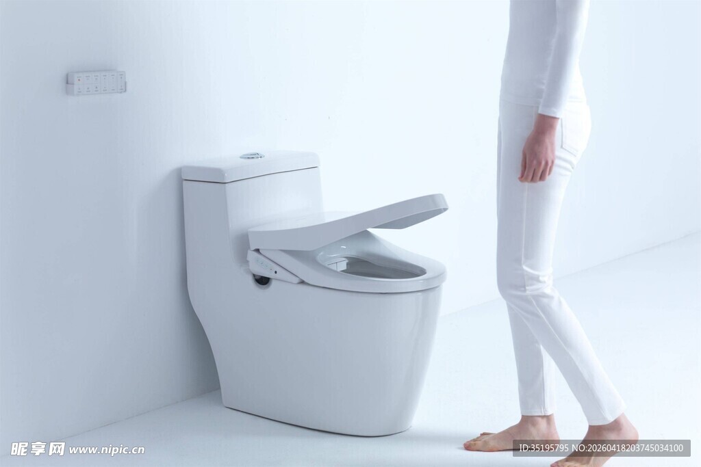 智能马桶前的女性身影