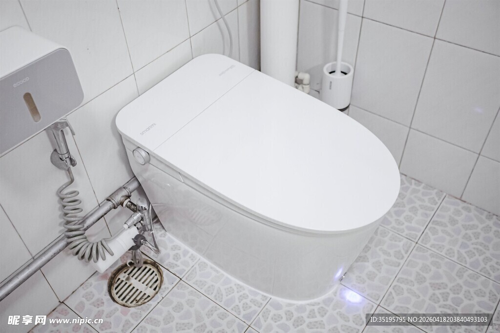 现代智能马桶尽显科技感